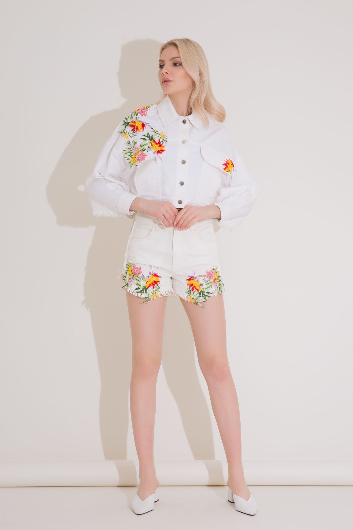 GIZIA - Çiçek Nakış Detaylı Beyaz Mini Jean Şort