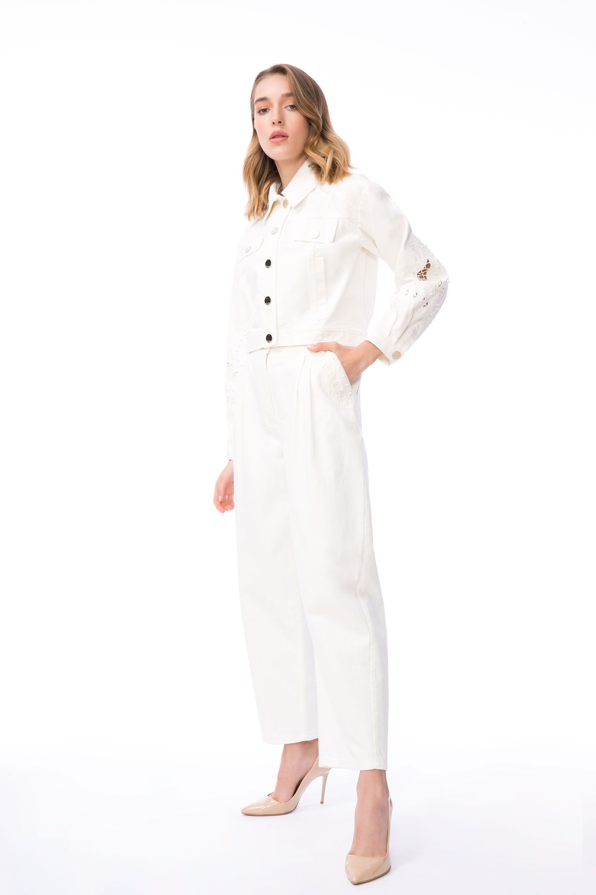 GIZIA - Kolları Nakış İşlemeli Beyaz Crop Jean Ceket