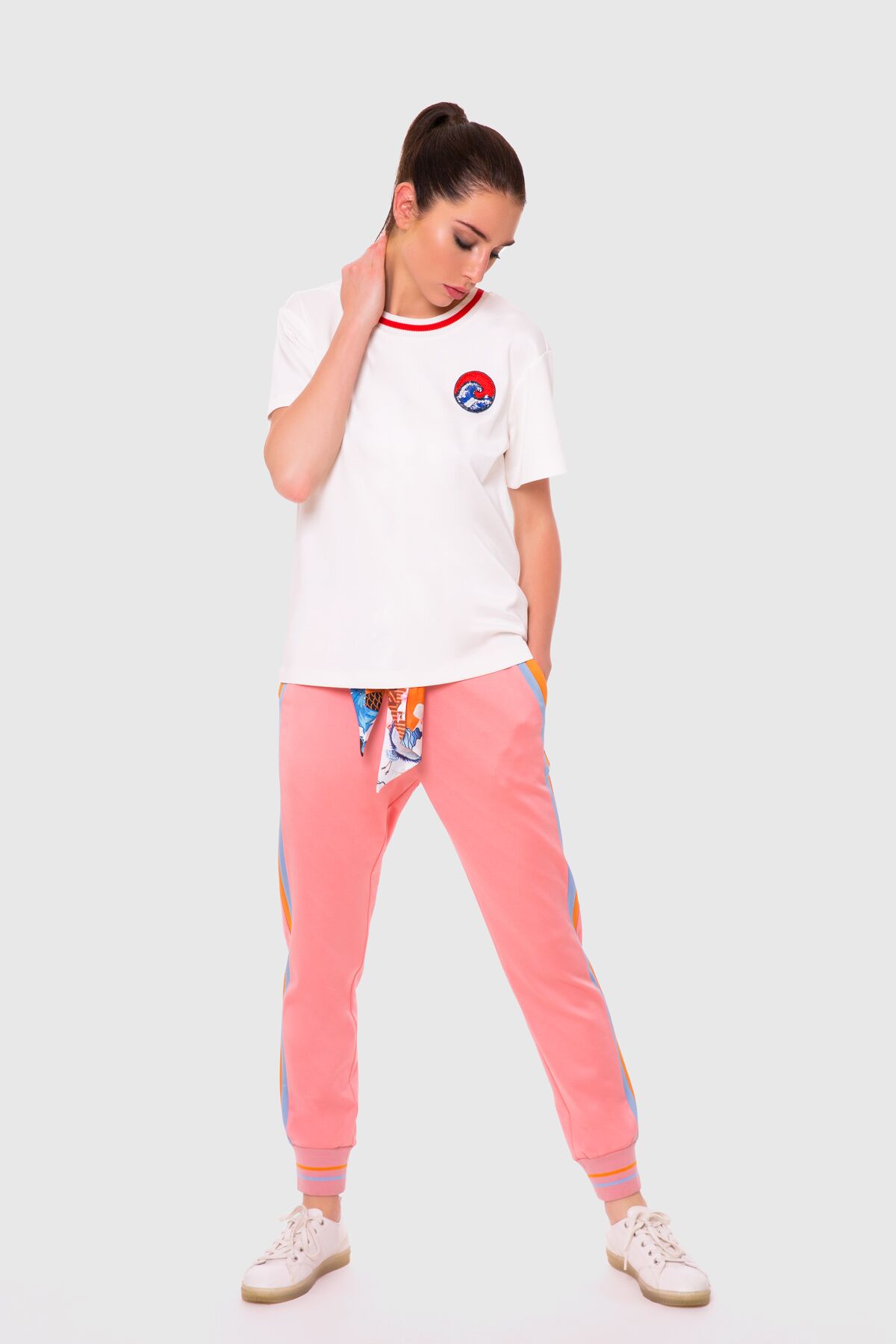 GIZIA - Kontrast Şerit Detaylı Desenli Kemerli Pembe Pantolon