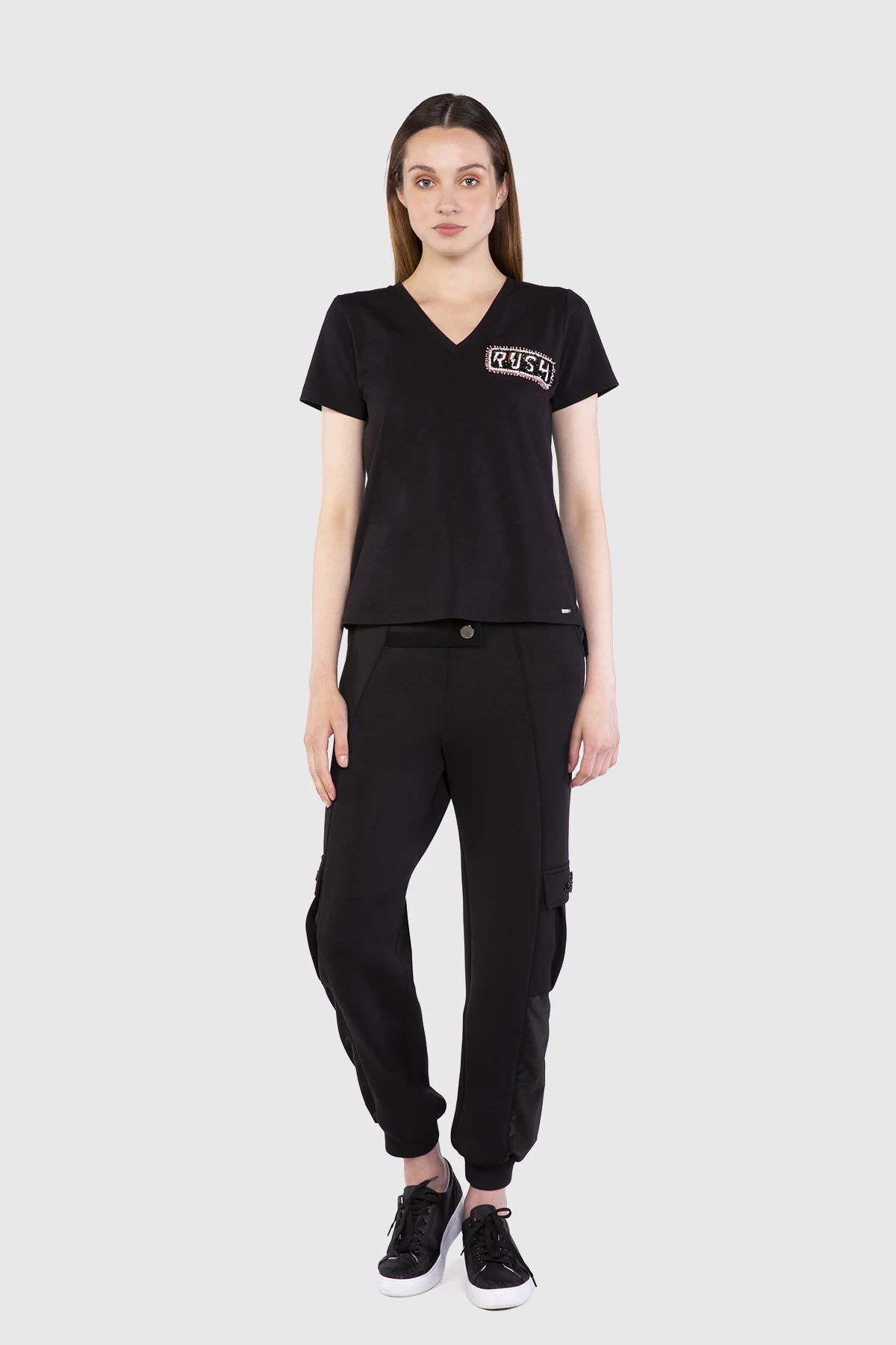  GIZIA - Embroidered Rim Detail V-Neck Basic Black Tshirt