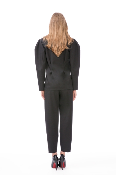 Gizia Black Suit With Sleeve Detailed Darts. 3