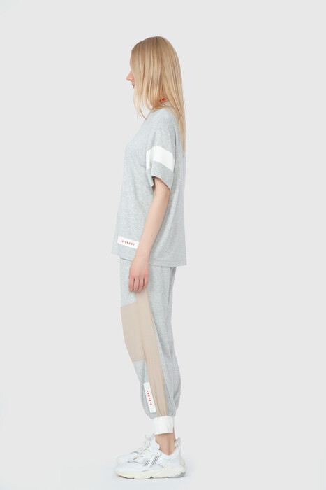 Gizia Contrast Detailed Gray Melange Tshirt. 2