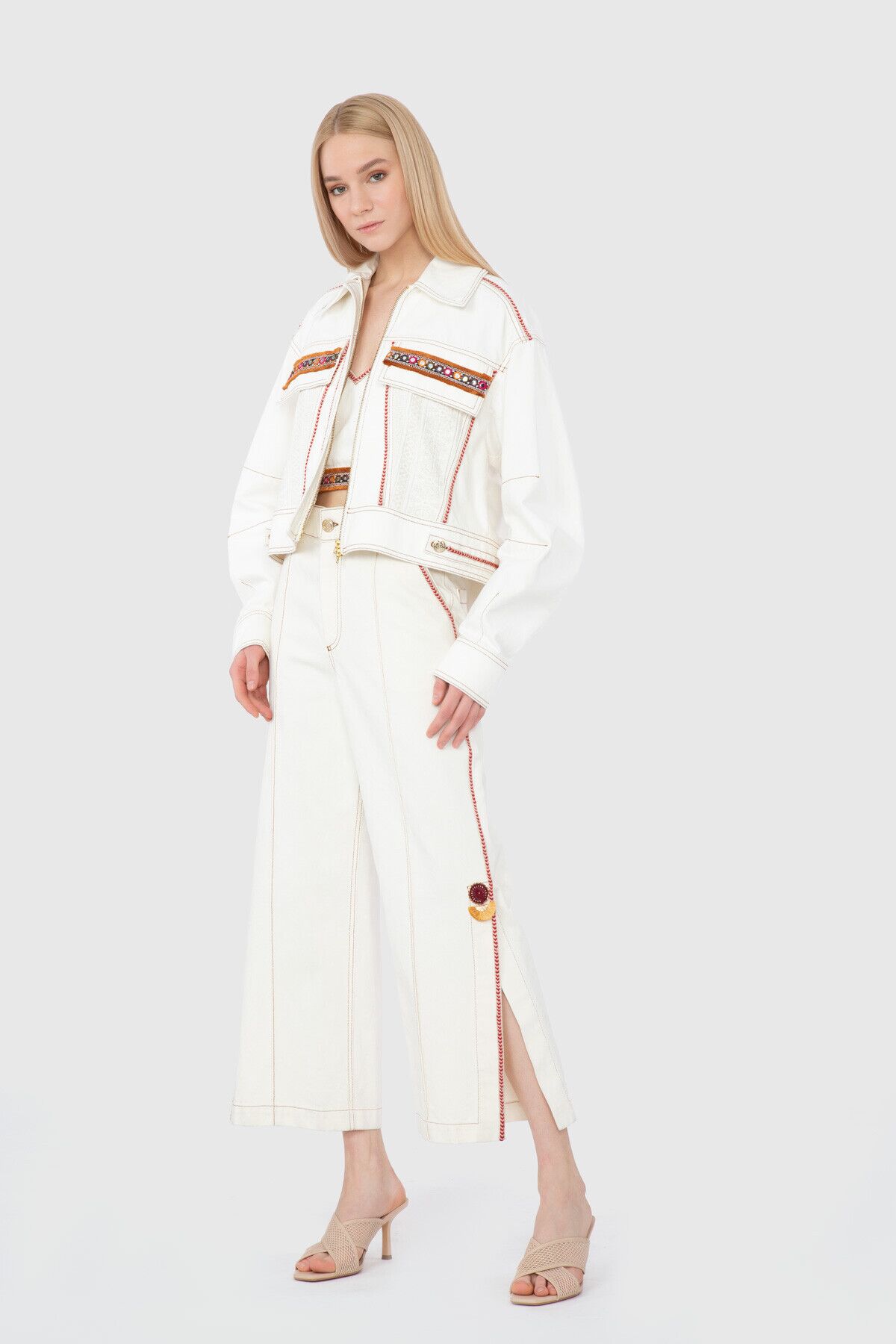  GIZIA - Ethnic Stripe Accessory Detail Contrast Fabric White Jacket