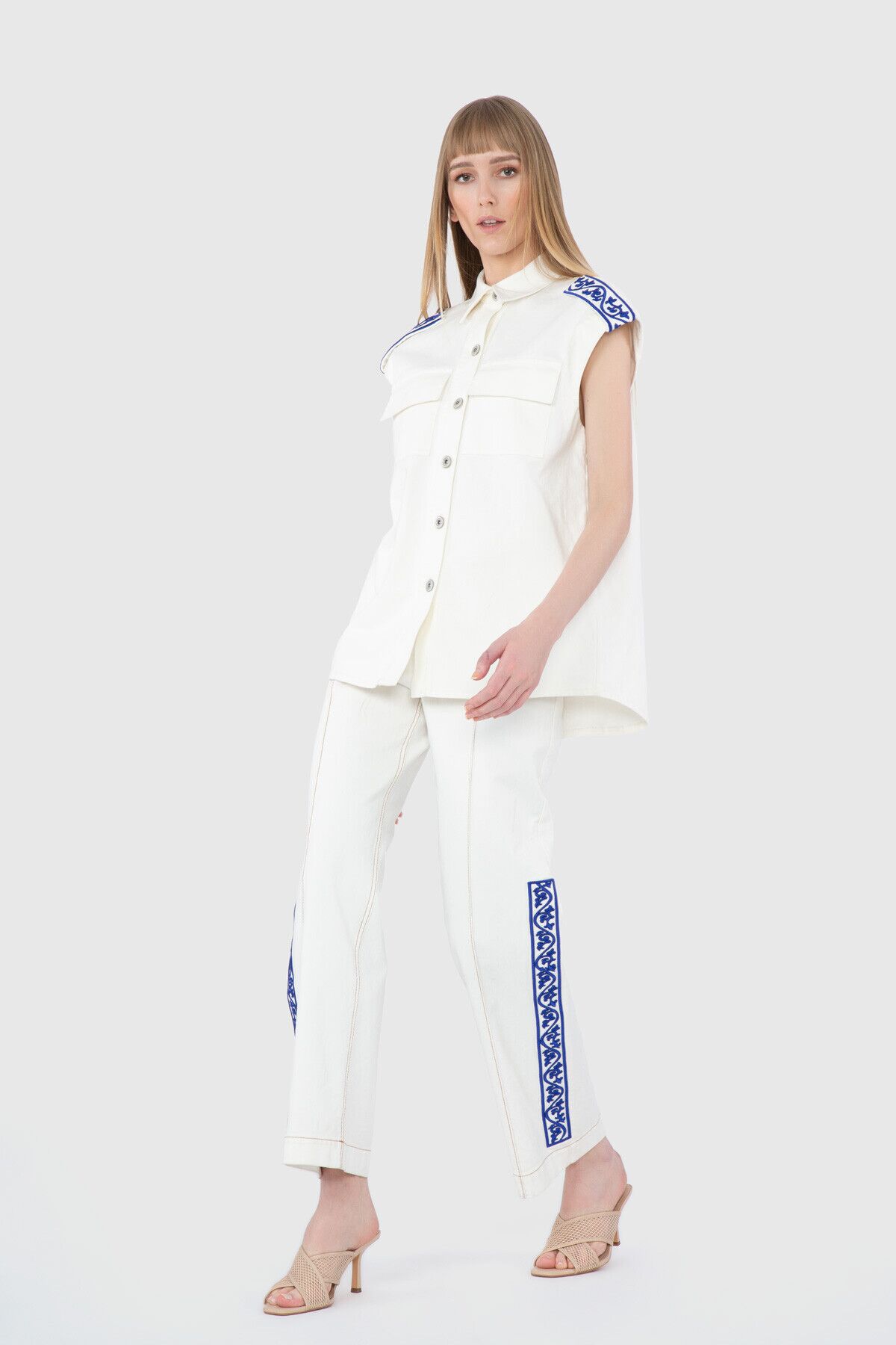  GIZIA - Sleeveless White Jacket with Embroidered Shoulders
