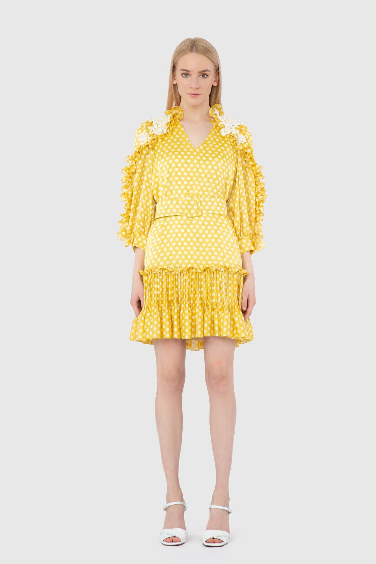 GIZIA - Pilise Detaylı Puantiye Desenli Mini Rahat Sarı Elbise