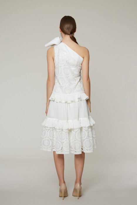 Gizia فستان أبيض متوسط الطول مزين بالدانتيل وكم واحد. 3