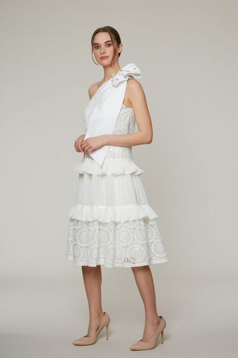 Gizia فستان أبيض متوسط الطول مزين بالدانتيل وكم واحد. 2