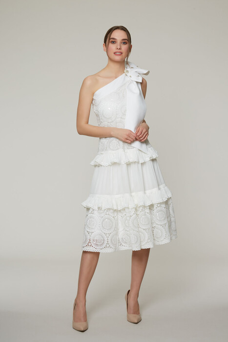 Gizia فستان أبيض متوسط الطول مزين بالدانتيل وكم واحد. 1