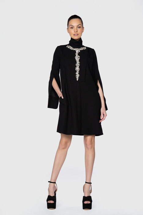  GIZIAGATE - Dice Kayek İşlemeli Yırtmaç Kol Detaylı Diz Üstü Siyah Tasarım Elbise