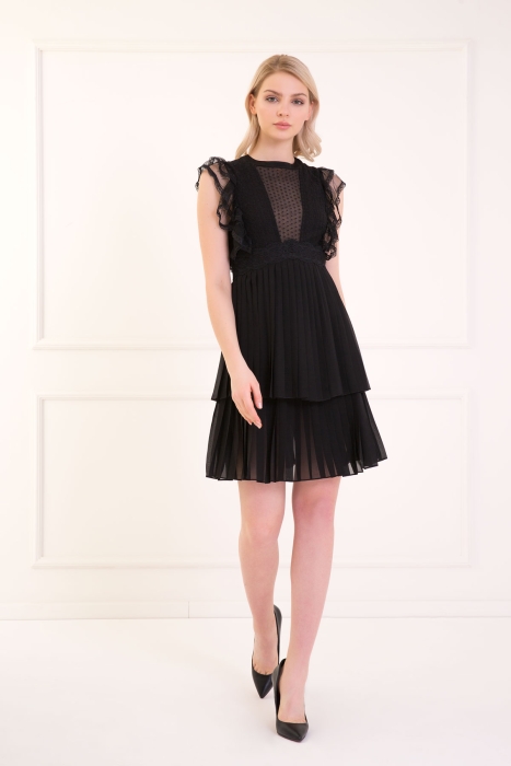 Gizia Lace Detailed Pleated Black Dress. 2