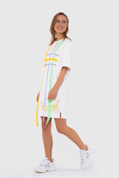 Gizia Ecru White Dress With Long Stripe And Text Detail. 2