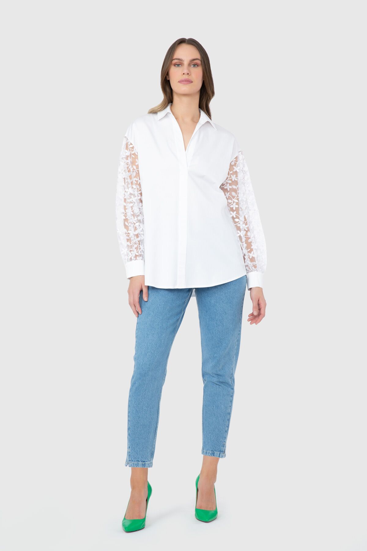 KIWE - White Shirt with Lace on the Sleeve