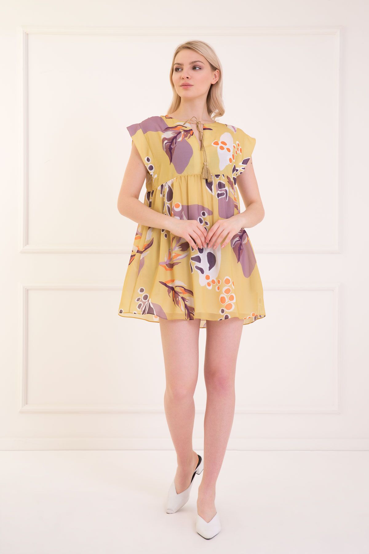 KIWE - Önü Bağlamalı, Çiçek Desenli Sarı Mini Elbise