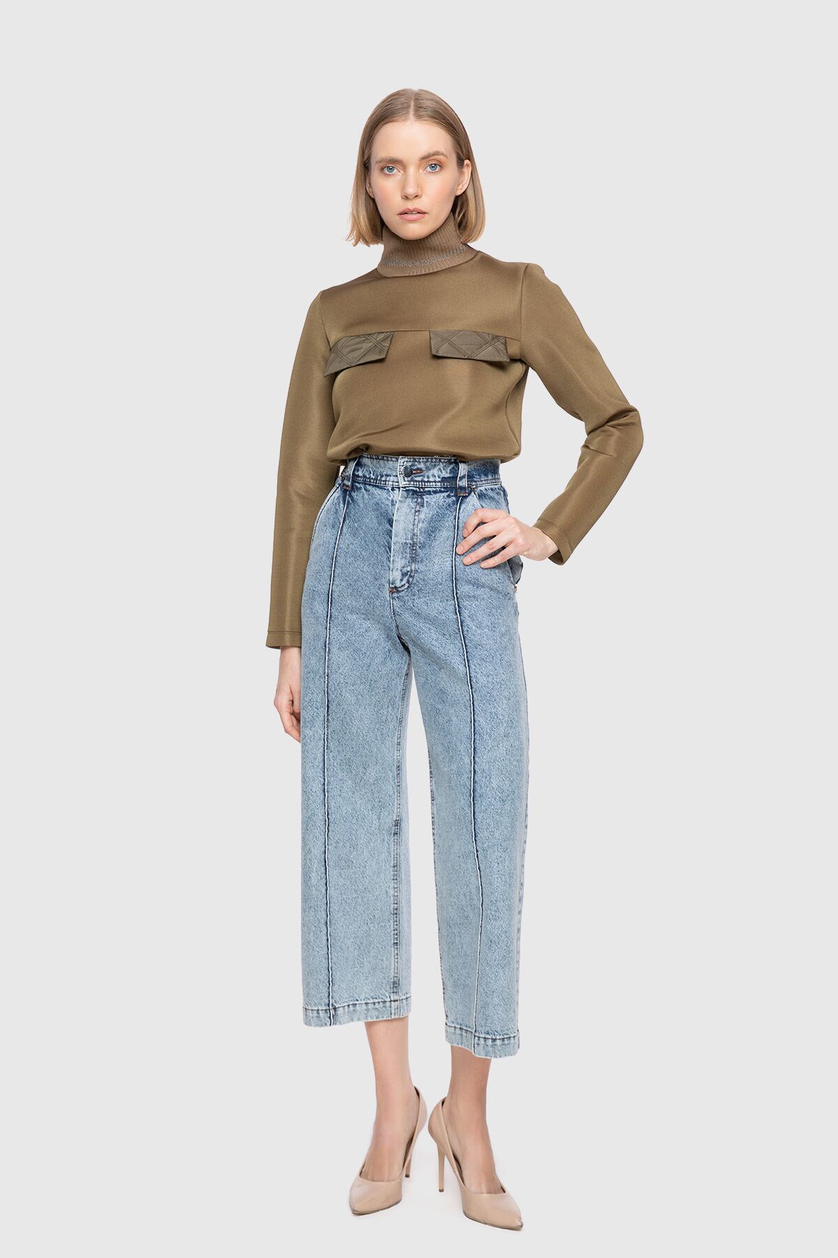  GIZIA - Wide Short Leg Back Embroidery Detailed Jean Trousers
