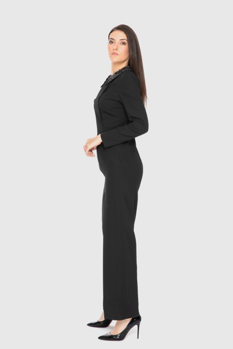 Gizia فستان أسود طويل بتفاصيل فتحة مزين بالأحجار على مستوى الرقبة. 2