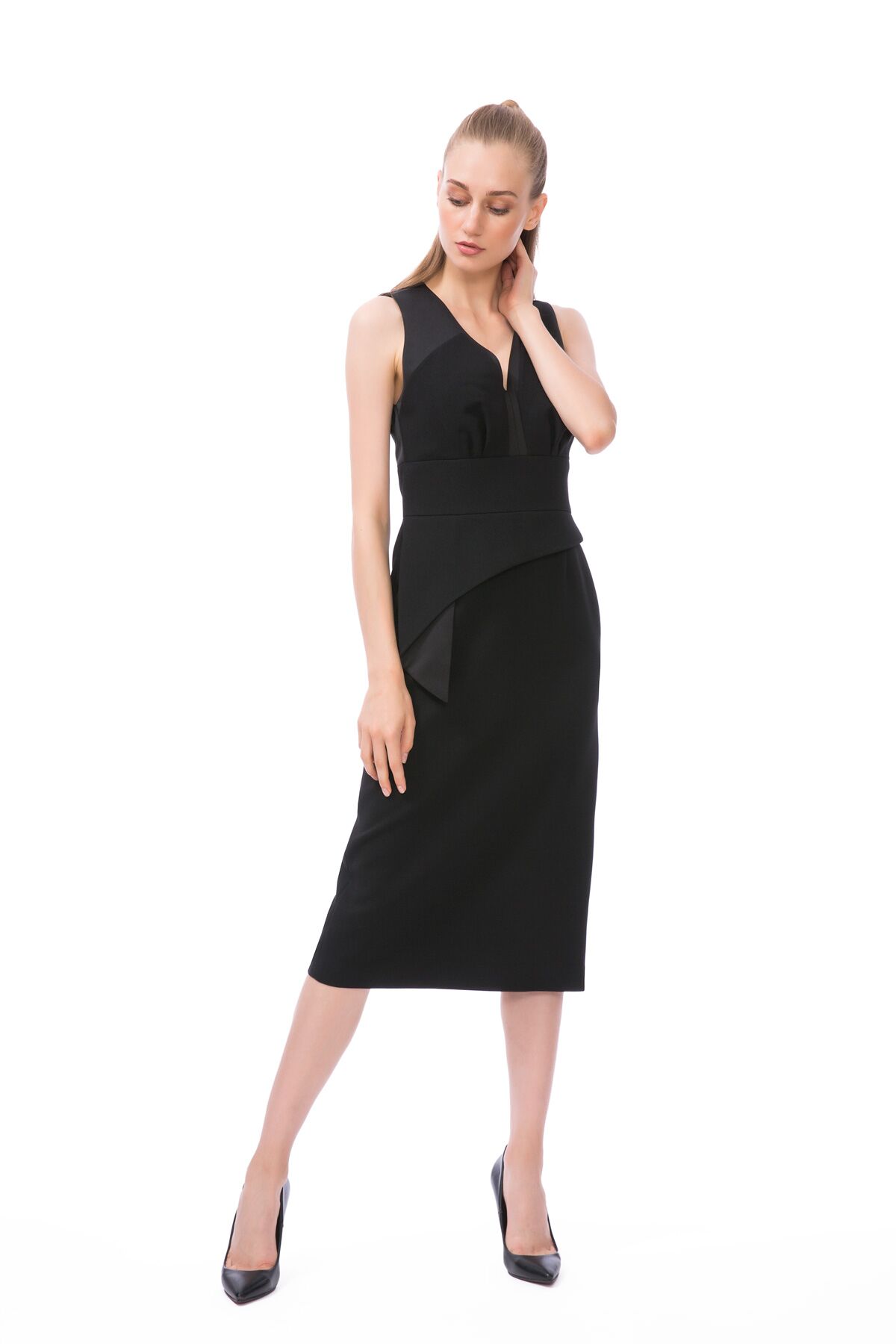  GIZIA - V Neck Sleeveless Midi Length Black Dress