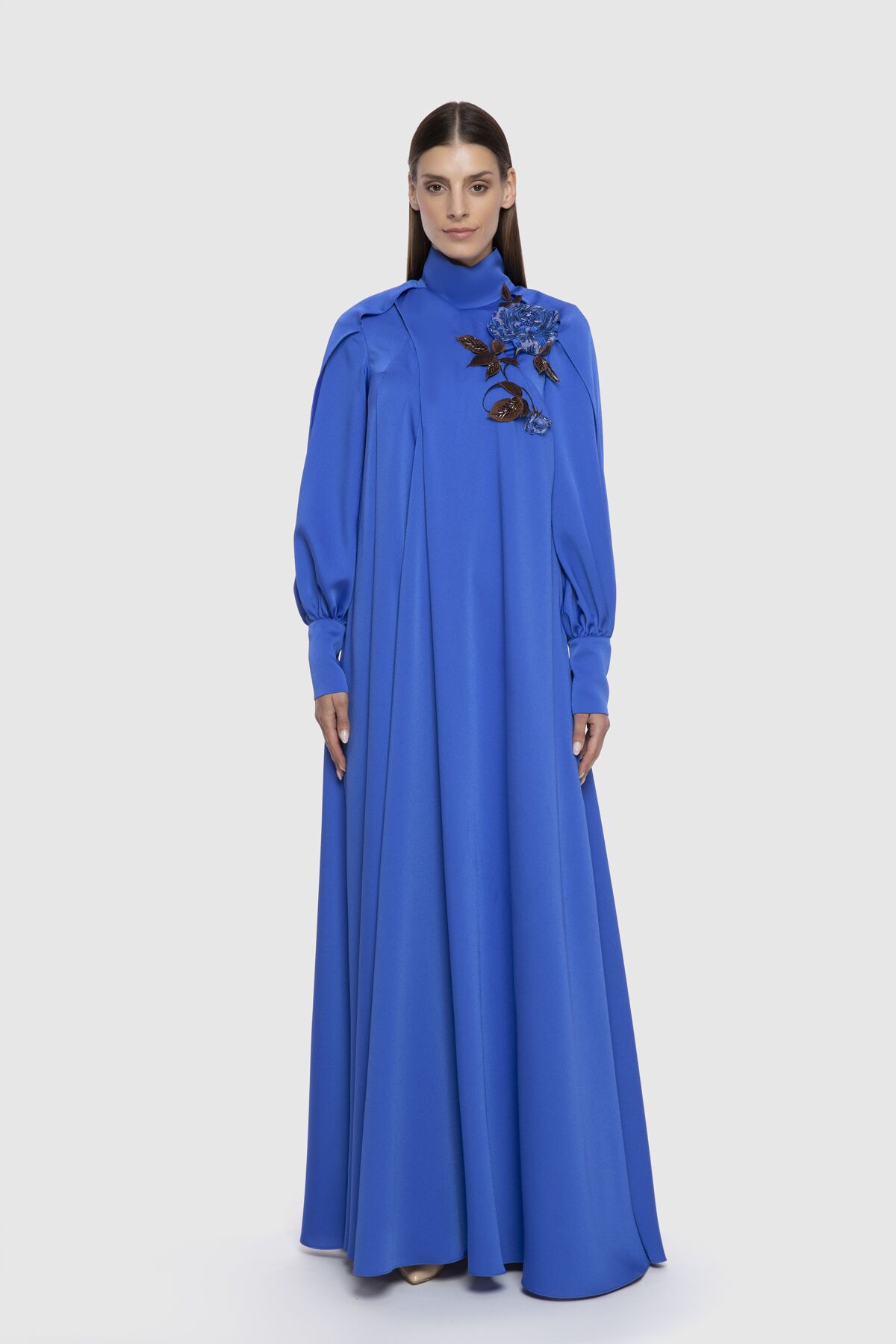  GIZIA - Çiçek Aplikeli Dökümlü Uzun Mavi Elbise