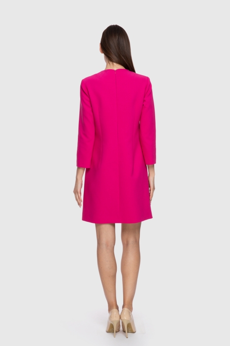 Gizia فستان وردي قصير مزين بتفاصيل على مستوى الرقبة. 3