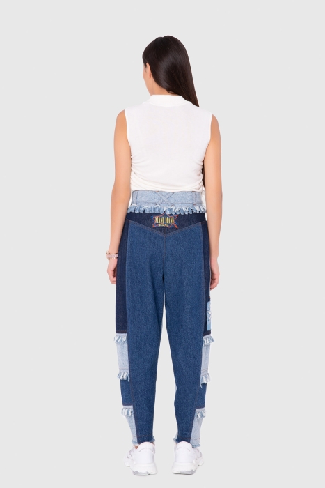 Gizia Two-Color Mom Jeans With Embroidery Detail. 3
