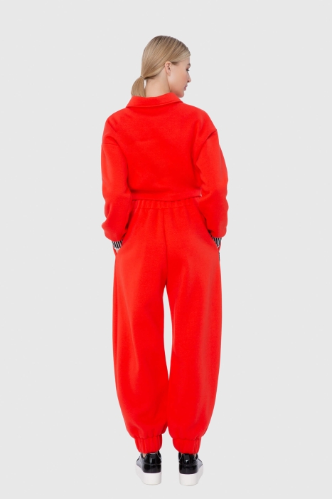 Gizia Red Ribana Detailed Crop Sweatshirt. 2 Gizia Red Ribana Detailed Crop Sweatshirt. 2