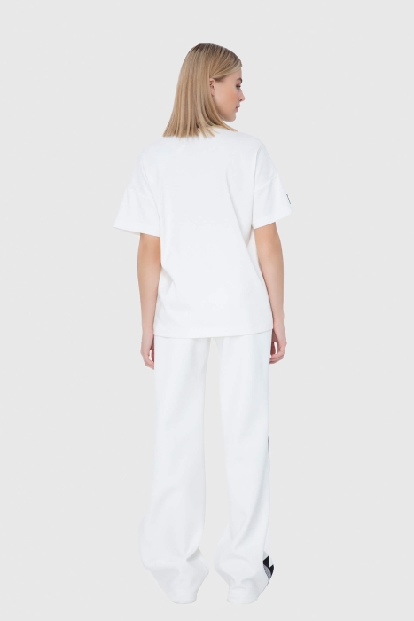 Gizia Embroidered Basic T-Shirt. 3