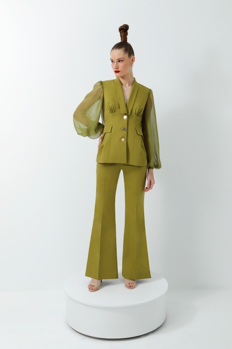 Gizia Sırtı Transparan Şifon Detaylı Tasarım Ceket ve İspanyol Paçalı Yüksel Bel Pantolonlu Haki Kadın Takım Elbise. 1