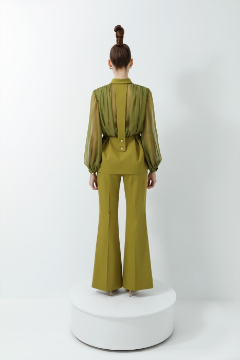 Gizia Sırtı Transparan Şifon Detaylı Tasarım Ceket ve İspanyol Paçalı Yüksel Bel Pantolonlu Haki Kadın Takım Elbise. 3