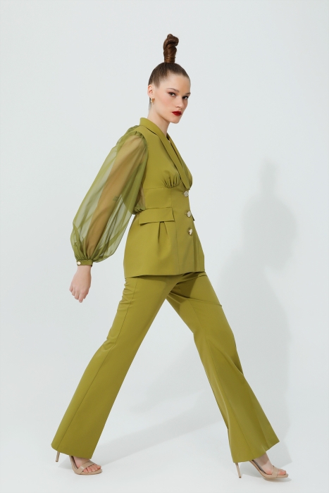 Gizia Sırtı Transparan Şifon Detaylı Tasarım Ceket ve İspanyol Paçalı Yüksel Bel Pantolonlu Haki Kadın Takım Elbise. 2