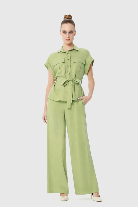 Gizia Green Suit With Double Pocket Flap, Comfortable Shirt Trousers With Waist Closure. 1 Gizia Green Suit With Double Pocket Flap, Comfortable Shirt Trousers With Waist Closure. 1