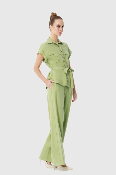 Gizia Green Suit With Double Pocket Flap, Comfortable Shirt Trousers With Waist Closure. 2 Gizia Green Suit With Double Pocket Flap, Comfortable Shirt Trousers With Waist Closure. 2