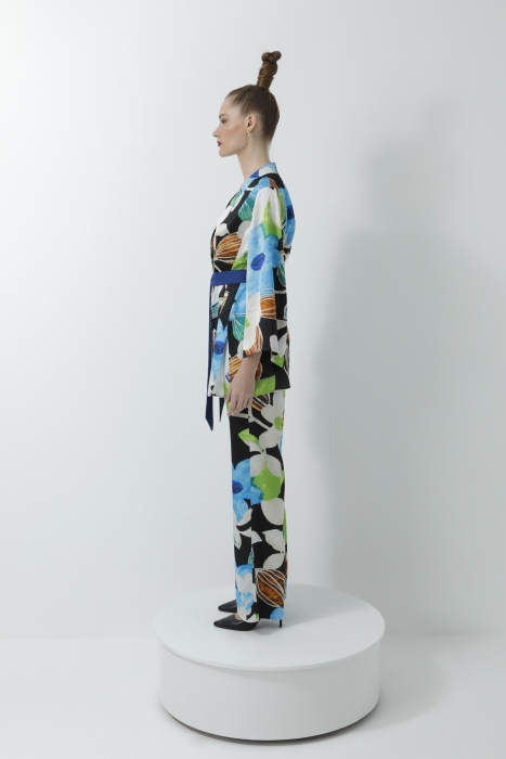 Gizia Black Kimono Suit With Comfortable Cut Trousers With Colorful Floral Pattern. 2