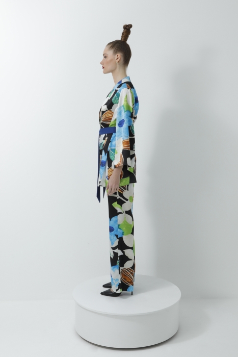 Gizia Black Kimono Suit With Comfortable Cut Trousers With Colorful Floral Pattern. 2 Gizia Black Kimono Suit With Comfortable Cut Trousers With Colorful Floral Pattern. 2