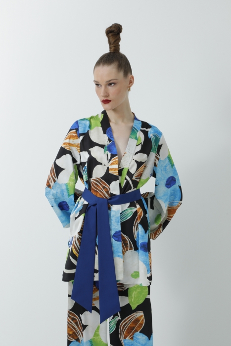 Gizia Black Kimono Suit With Comfortable Cut Trousers With Colorful Floral Pattern. 4