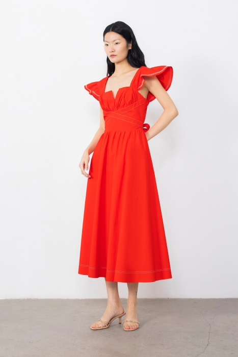 Gizia فستان أحمر مزين بفتحة في الأمام و أكمام مكشكشة. 1