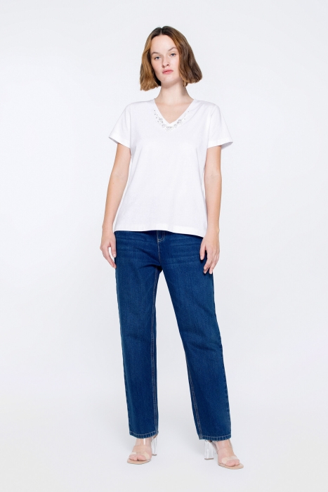 Gizia V-Neck Basic White Tshirt With Collar Embroidery Detail. 1