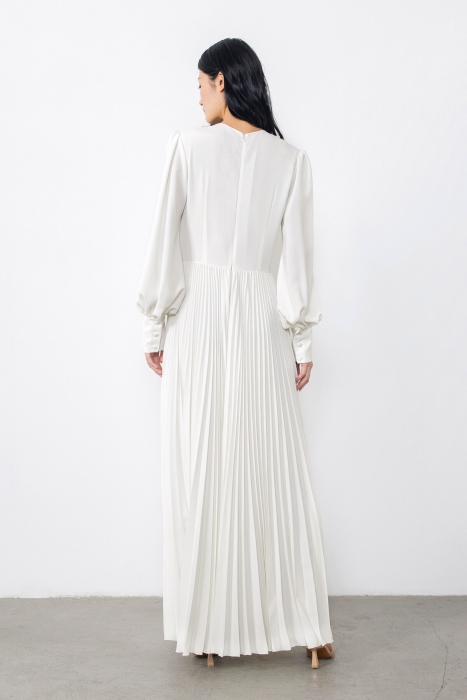 Gizia Embroidered Pleated Ecru Dress With Collar Detail. 3