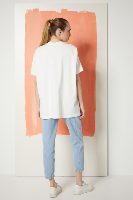 Gizia Oversize Ecru T-Shirt with Embroidery Detail. 3
