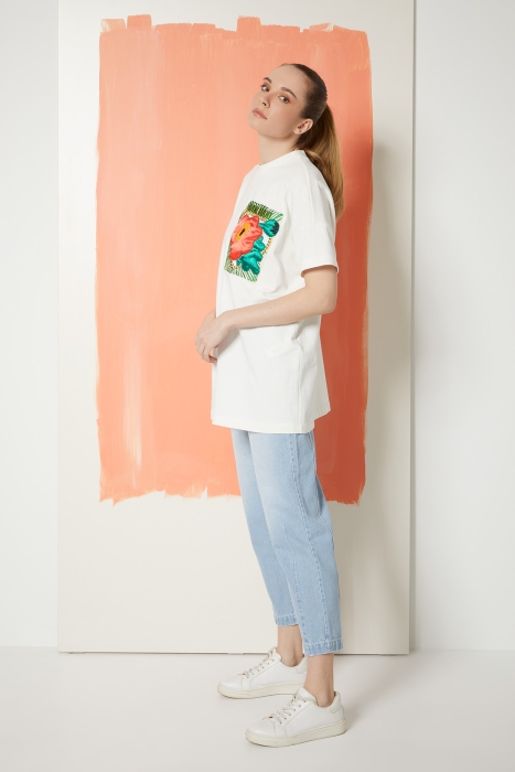 Gizia Oversize Ecru T-Shirt with Embroidery Detail. 2