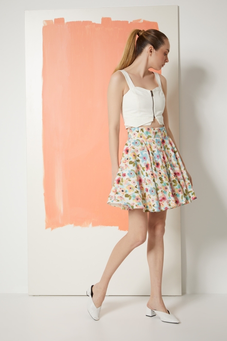 Gizia White Jean Crop-Top with Ecru Wash. 2 Gizia White Jean Crop-Top with Ecru Wash. 2