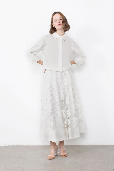 Gizia Short Ecru Shirt With Embroidered Collar and Sleeve Detail. 1