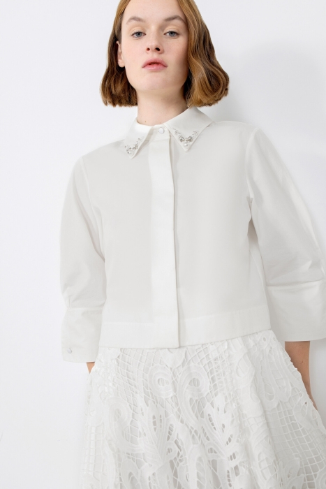 Gizia Short Ecru Shirt With Embroidered Collar and Sleeve Detail. 2