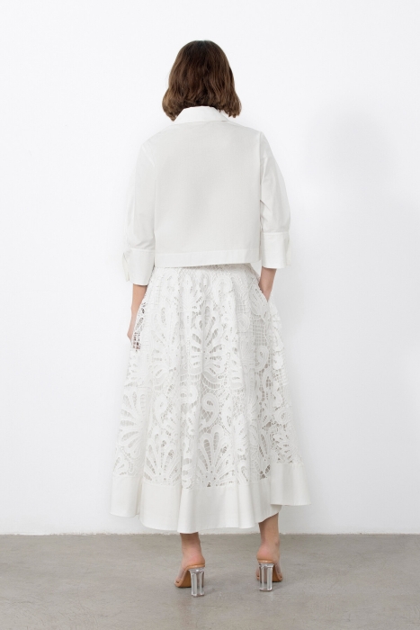 Gizia Short Ecru Shirt With Embroidered Collar and Sleeve Detail. 4