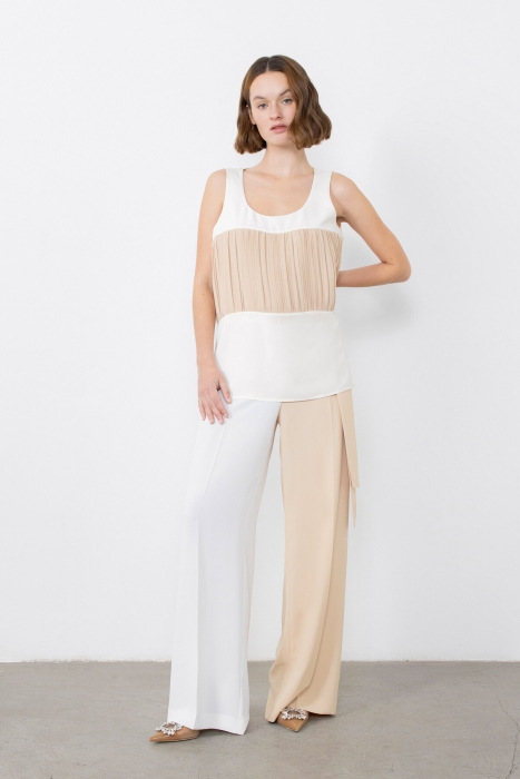 Gizia Pleated Ecru Blouse With Slits On The Sides. 1