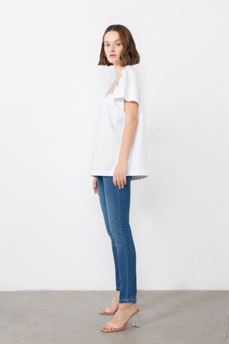 Gizia Embroidery Detailed White Tshirt. 2
