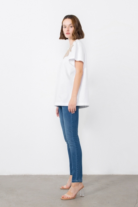 Gizia Embroidery Detailed White Tshirt. 2 Gizia Embroidery Detailed White Tshirt. 2