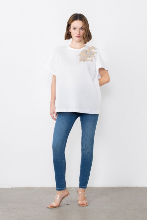 Gizia Embroidery Detailed White Tshirt. 1