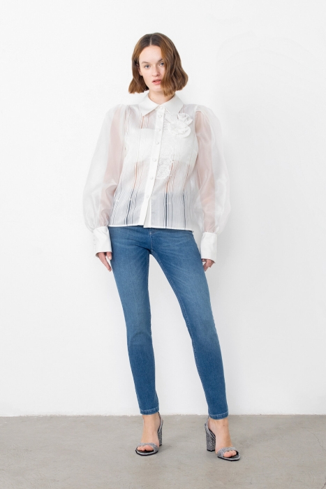 Gizia Transparent White Shirt With Lace Accessories With Flower Brooch. 1