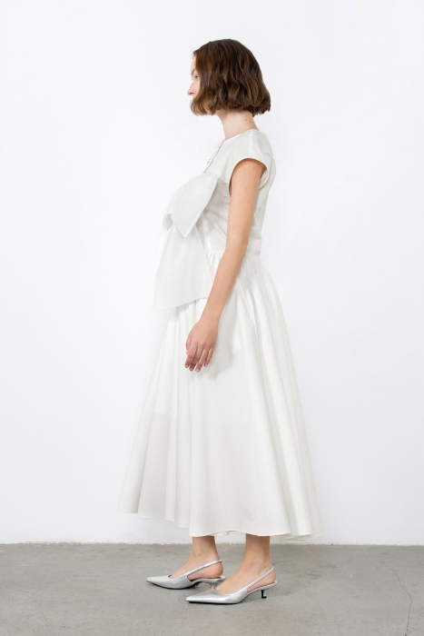 Gizia Embroidered Ecru Dress with Bow Detail. 3