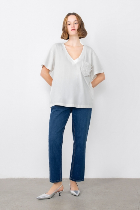 Gizia Embroidered Ecru Tshirt With Lace Pocket Detail. 1