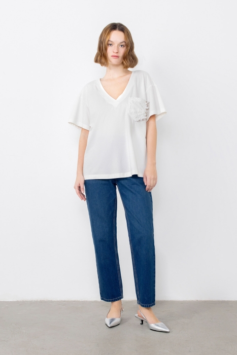 Gizia Embroidered Ecru Tshirt With Lace Pocket Detail. 2